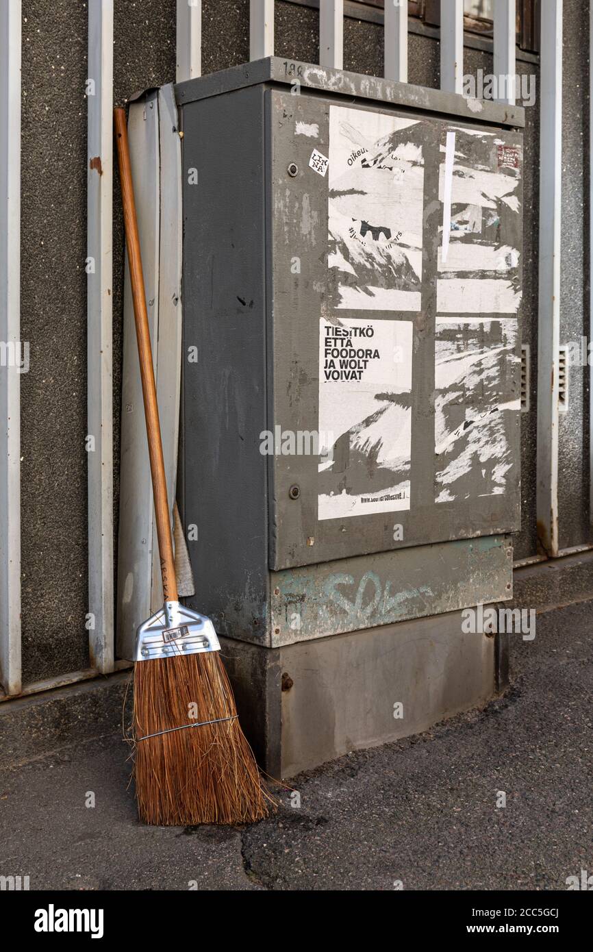 Hausmeister-Besen neben dem Elektroschrank Stockfoto