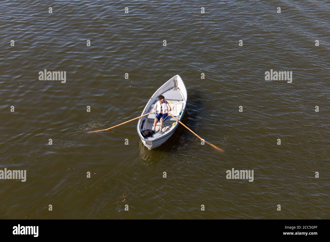 Blick auf einen Mann auf einem Ruderboot Stockfoto