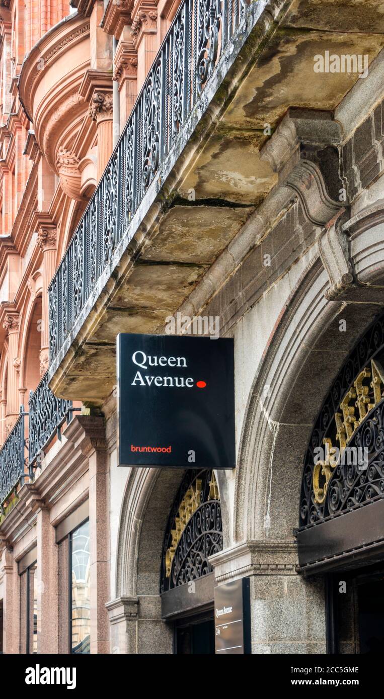 Schild, das Leute zur Queen Avenue von der Castle Street führt Liverpool Stockfoto