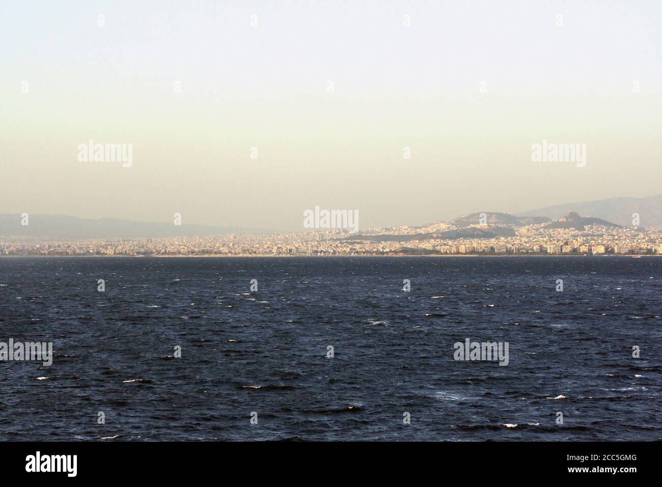 Blick auf Athen vom Meer Stockfoto