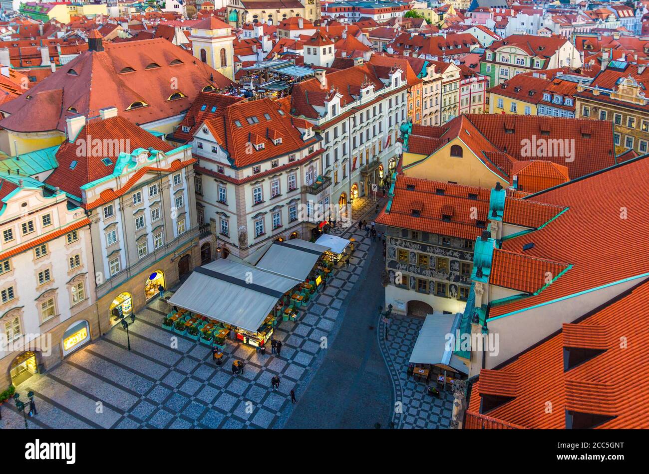 Top Luftaufnahme der Prager Altstadt Stare Mesto historischen Stadtzentrum mit roten Ziegeldach Gebäude auf Altstädter Ring Staromestske namesti in Abenduntergang, Böhmen, Tschechische Republik Stockfoto