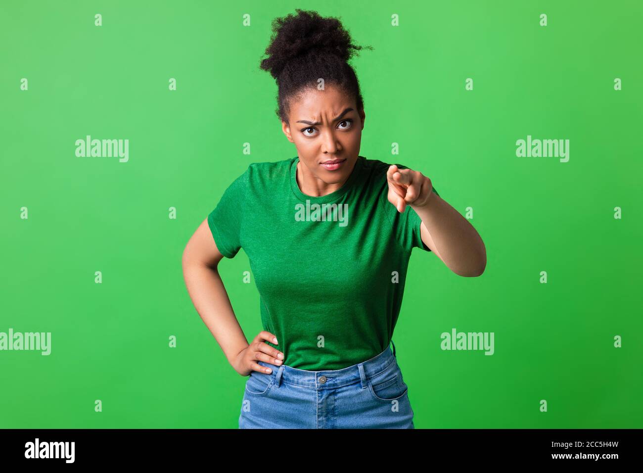 Wütend afro Frau zeigt Finger auf Kamera Stockfoto