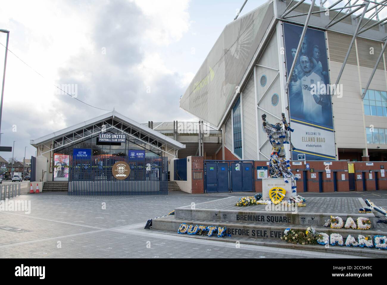 Leeds United Fußballgeschäft und Stadioneingang mit Bremer Square Und eine Statue von Billy Bremner Stockfoto