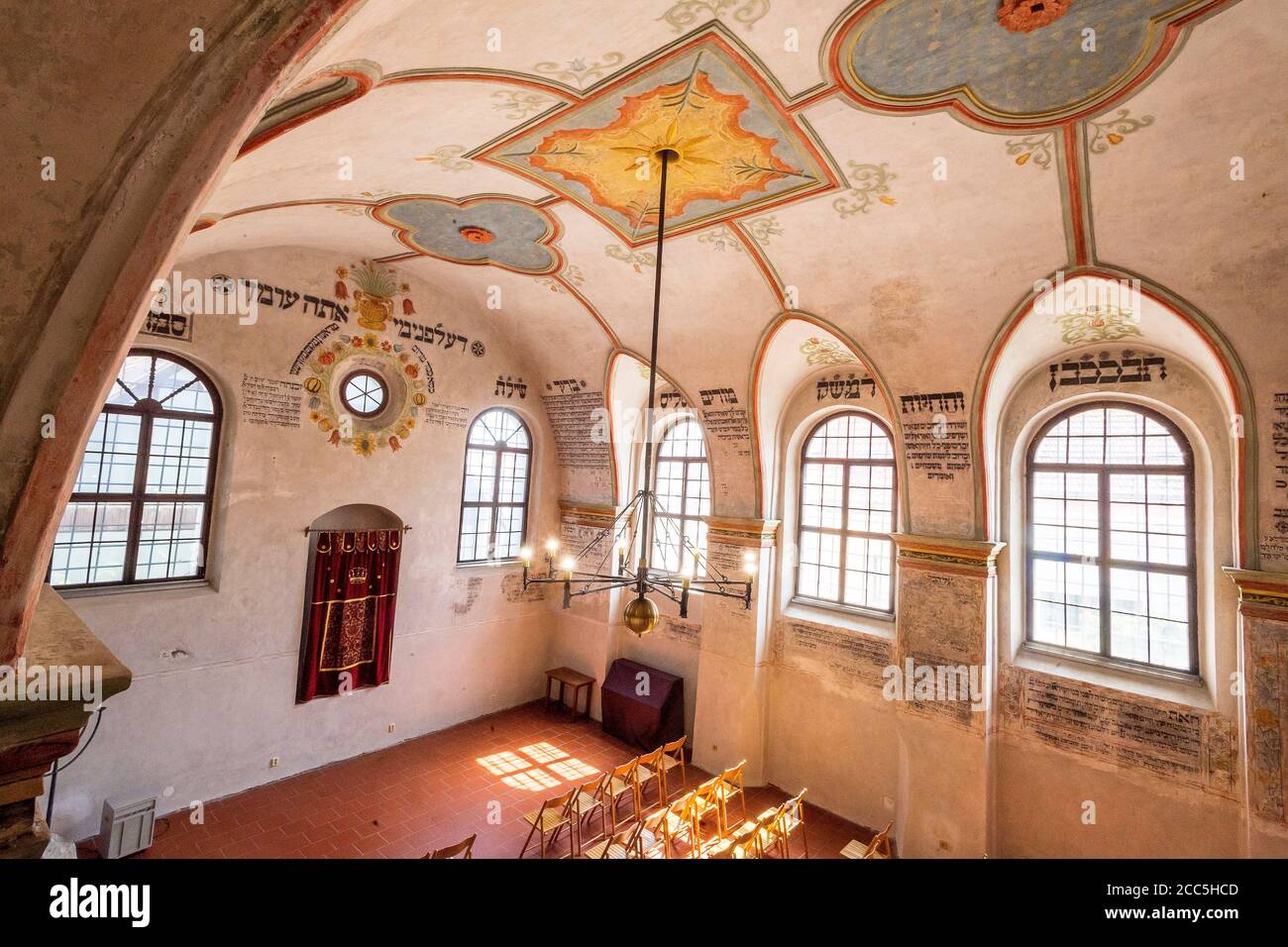 Das Innere der Synagoge in Třebíč (Tschechien) mit hebräischen Inschriften Die Wände Stockfoto