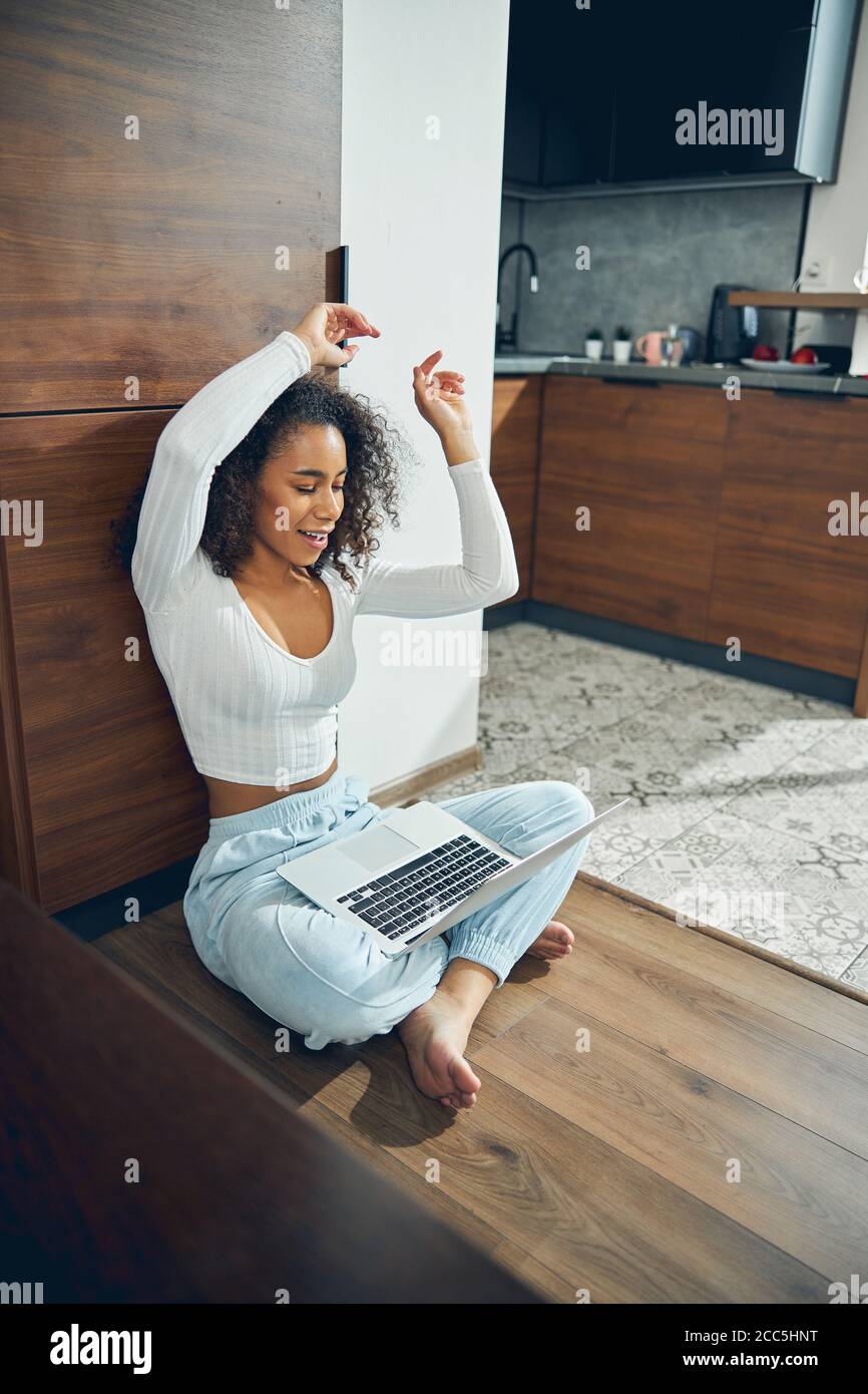 Frau, die ein Musikvideo auf ihrem Computer genießt Stockfoto