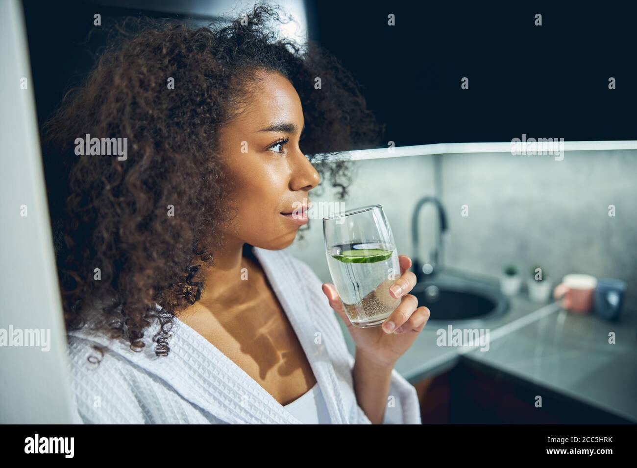 Ruhige Dame mit einem Entgiftungsgetränk in der Hand Stockfoto