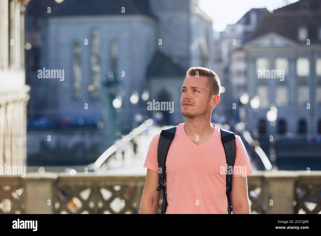 Porträt des jungen Touristen. Junger Mann auf der Straße der Altstadt. Zürich, Schweiz. Stockfoto