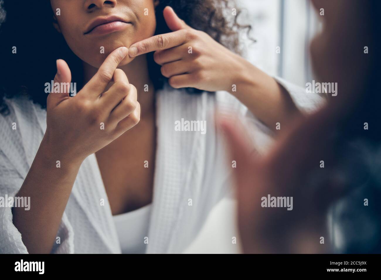 Frau macht einen kosmetischen Eingriff zu Hause Stockfoto