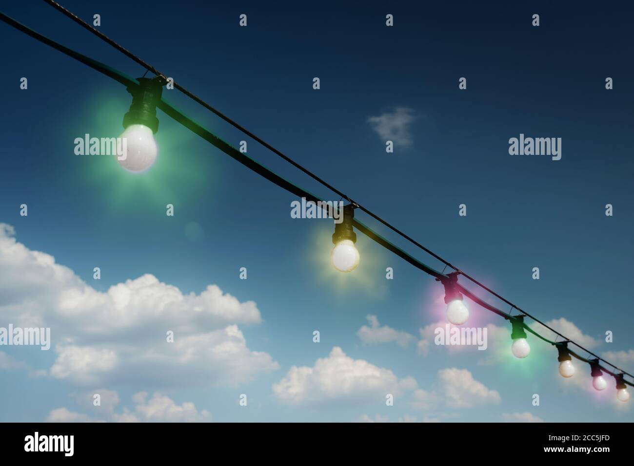 Bunte Outdoor-String Lichter oder Fiesta Lichter gegen Himmel Stockfoto