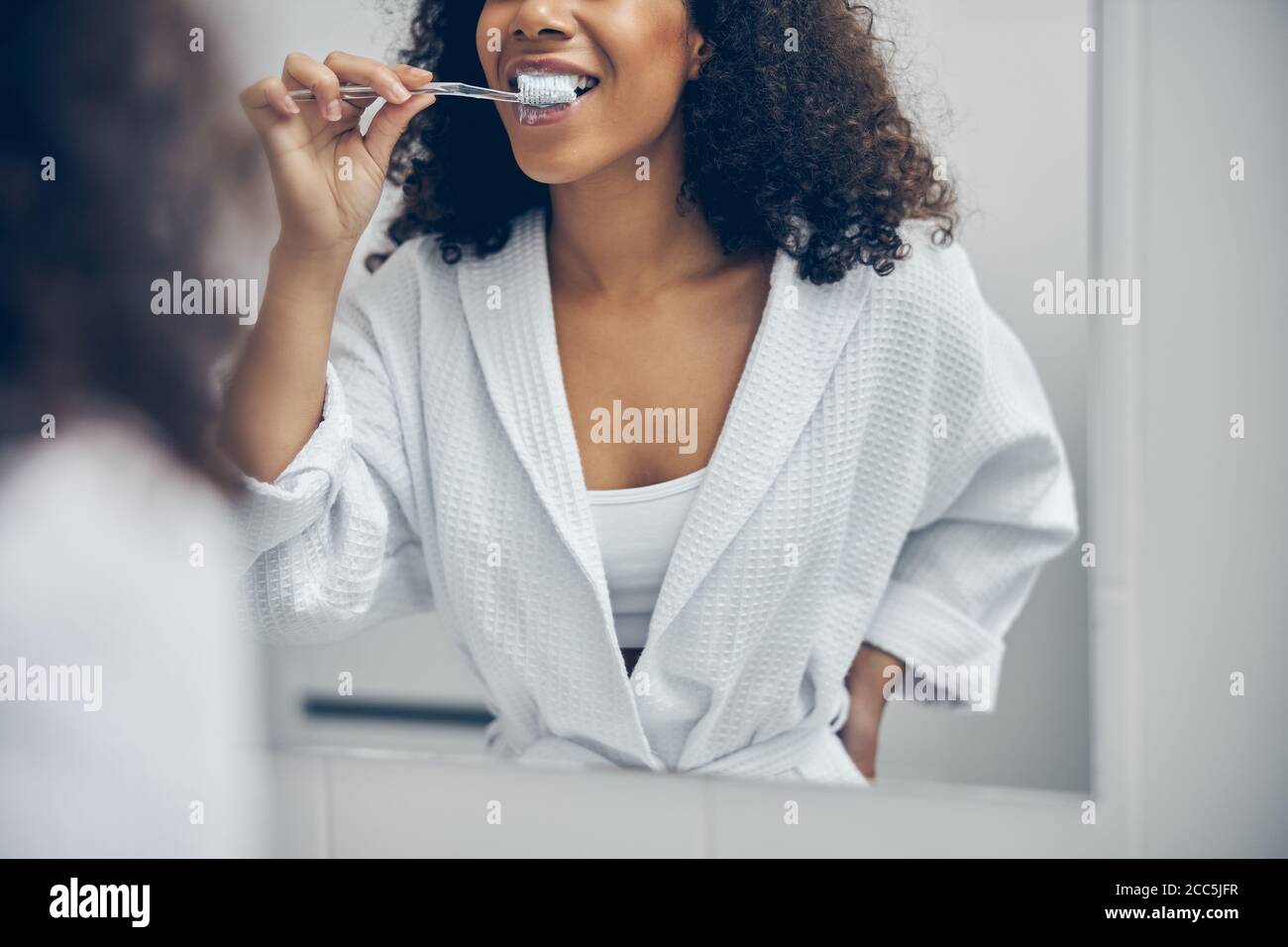 Frau putzt ihre Zähne mit einer Zahnbürste Stockfoto
