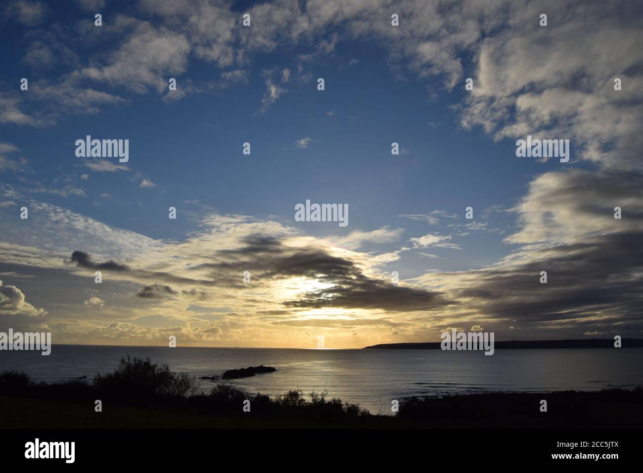 Sonnenuntergang über der Bucht Stockfoto