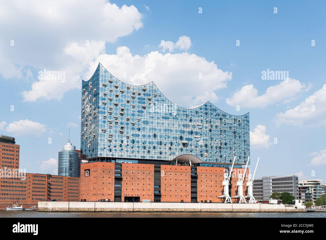 2020-08-16 Hamburg, Deutschland: Blick am Wasser auf die Elbphilharmonie mit Elbe vor blauem Sommerhimmel Stockfoto