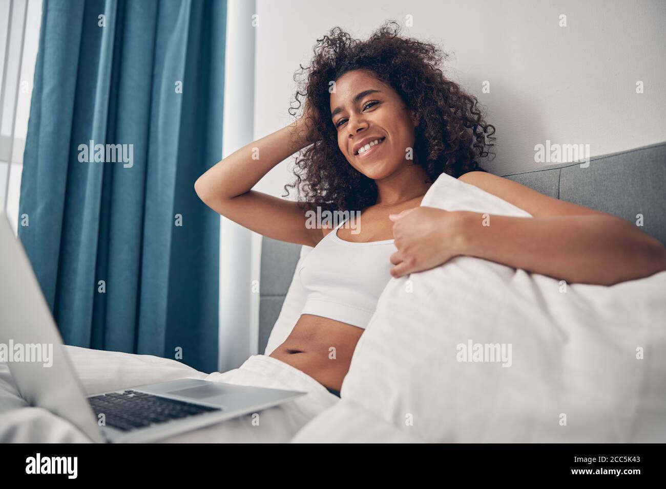 Junge afroamerikanische Dame mit einem Laptop Stockfoto