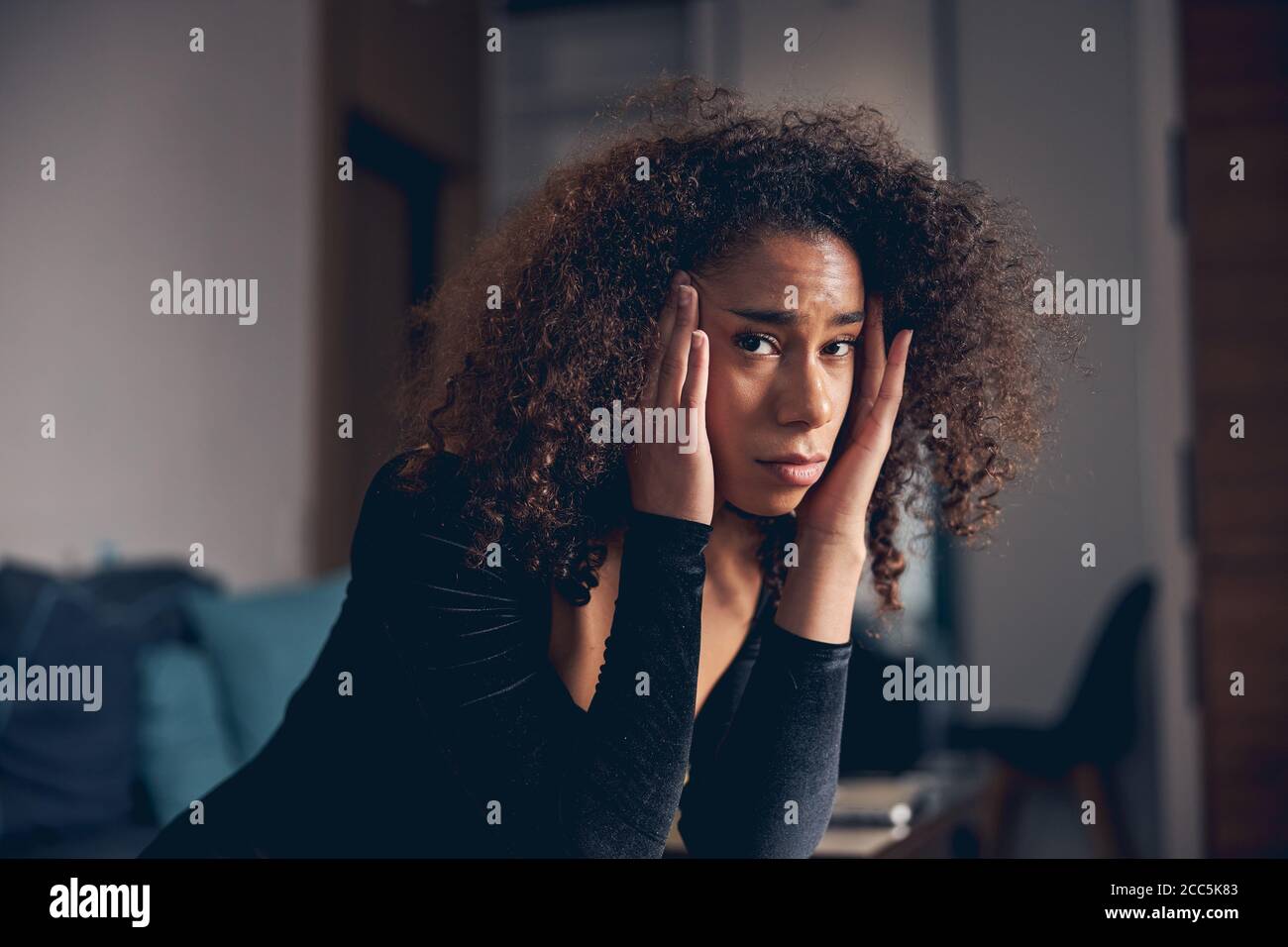 Niedergeschlagen afroamerikanische Frau, die Kopfschmerzen hat Stockfoto