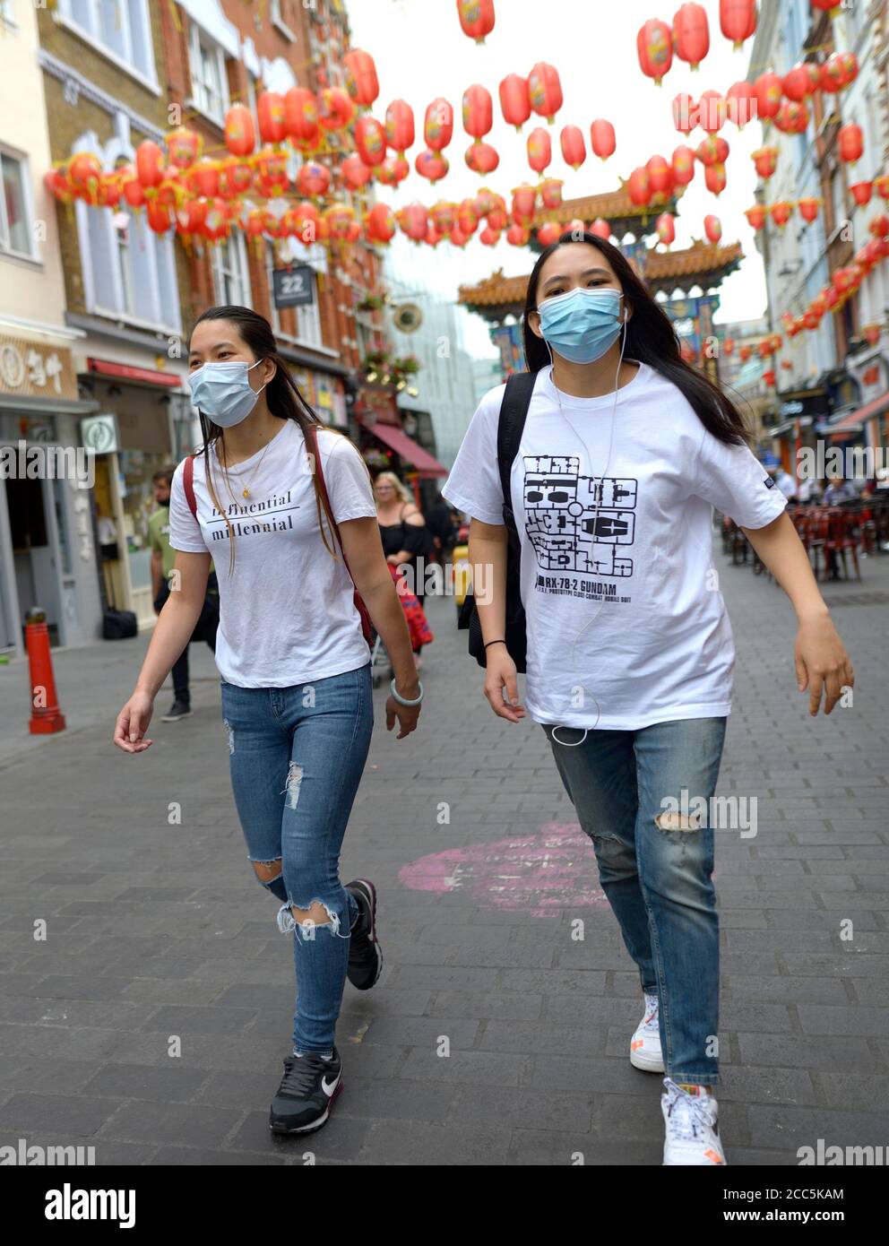 London, England, Großbritannien. Zwei junge chinesische Frauen mit Gesichtsmasken in der Wardour Street, Chinatown, August2020 Stockfoto