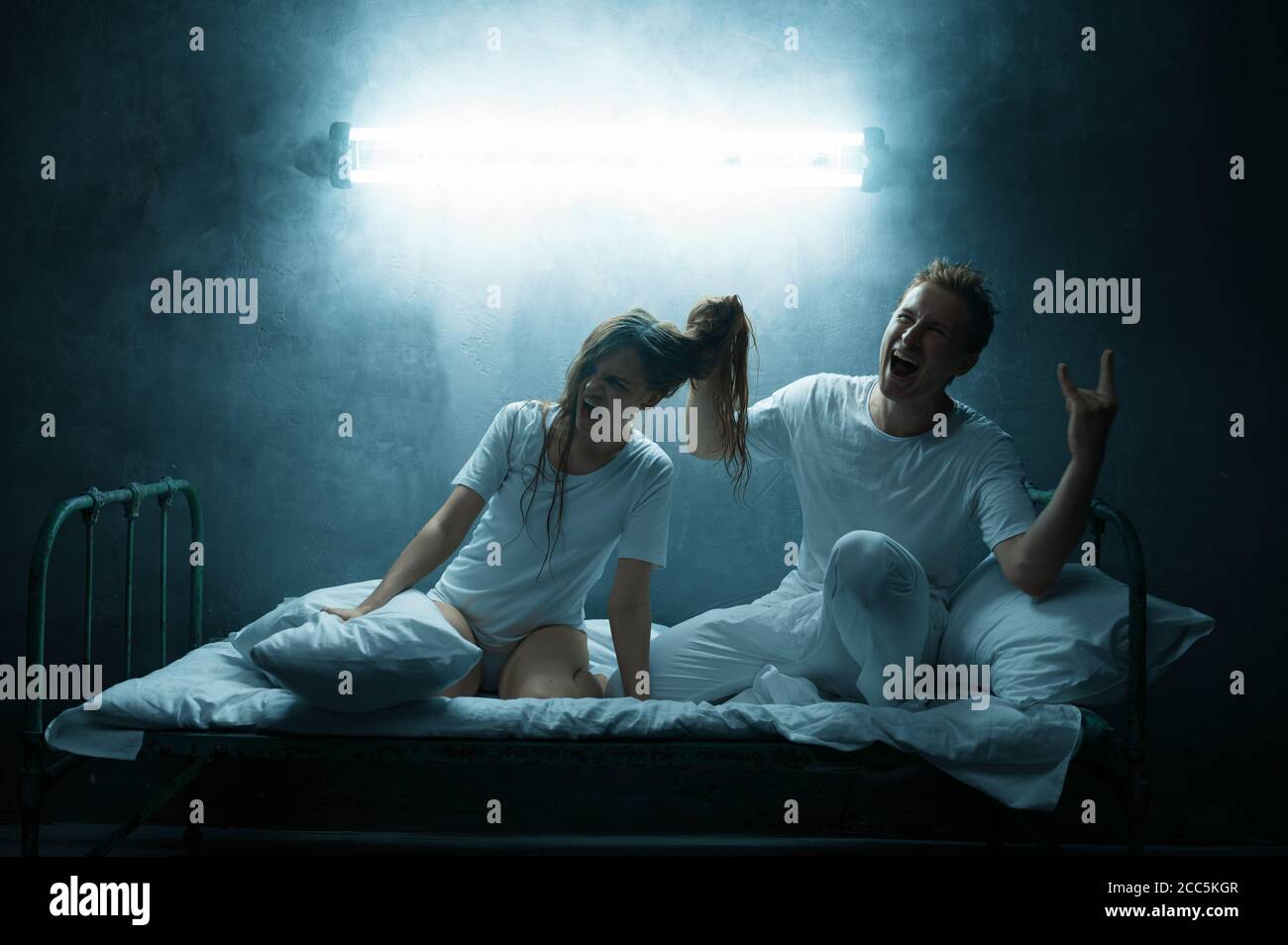 Psycho Mann quält Frau im Bett, psychedelisch Stockfoto