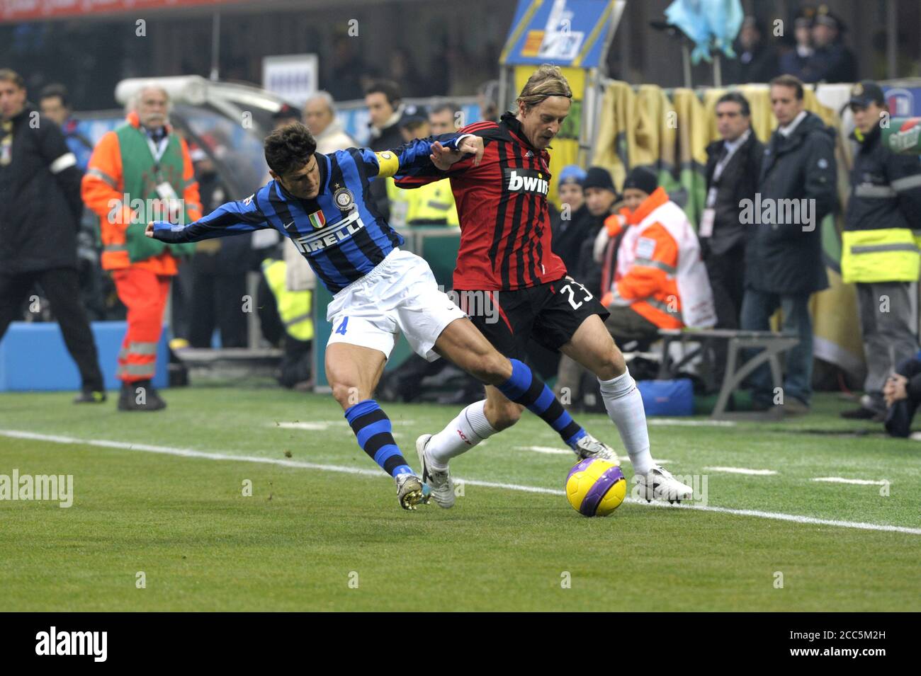 Mailand Italien, 23. Dezember 2007, 'SAN SIRO' Stadion, seriöse Fußballmeisterschaft A 2007/2008, FC Inter - AC Mailand : Javier Zanetti und Massimo Ambrosini in Aktion während des Spiels Stockfoto