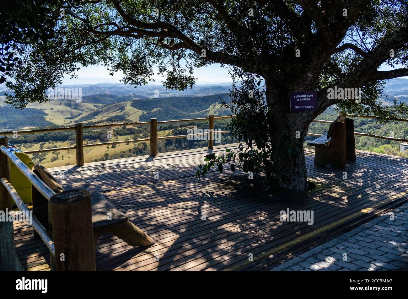 Aussichtsplattform zwischen den Lavendelfeldern in 'O Lavandario' Farm, mit einigen Bänken unter Baumschatten zur Verfügung, um die Aussicht zu genießen. Stockfoto