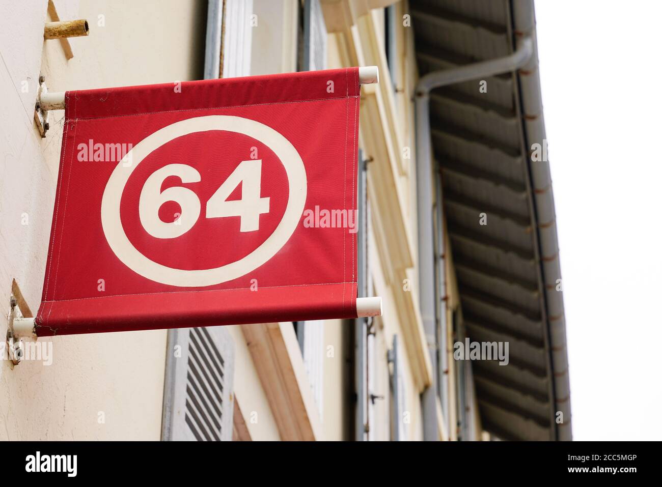Bordeaux , Aquitaine / Frankreich - 08 15 2020 : 64 Zeichen Logo vor  Mode-Shop Kleidung aus dem baskenland in den pyrenäen atlantique in  Frankreich südwes Stockfotografie - Alamy