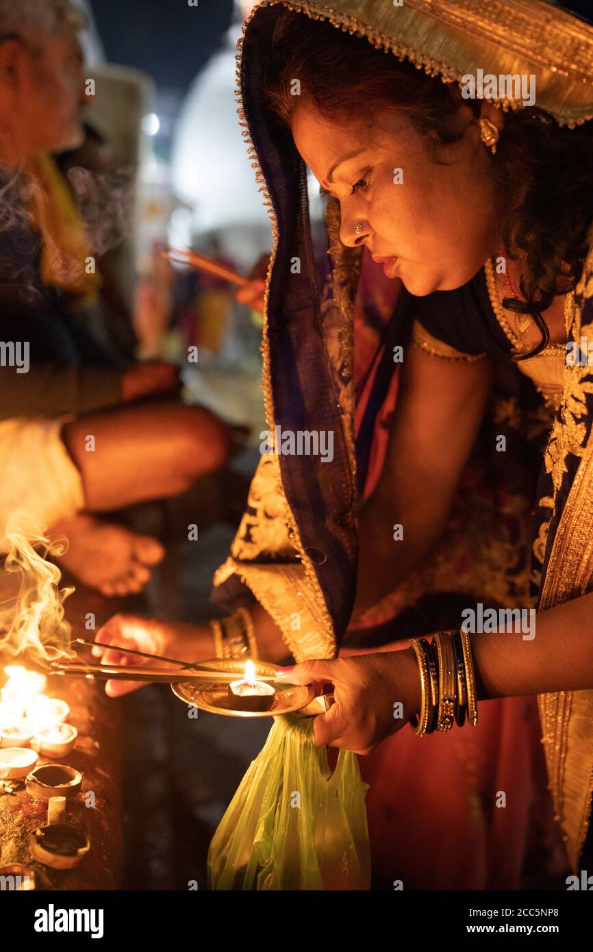 Eifrige Anhänger beten im Baidyanath Tempel, eingeweiht dem Gott Shiva, in Deoghar, Indien. Stadt Deoghar, Jharkhand Staat, Indien. Stockfoto Eifrige Anhänger beten im Baidyanath Tempel, eingeweiht dem Gott Shiva, in Deoghar, Indien. Stadt Deoghar, Jharkhand Staat, Indien. Stockfoto