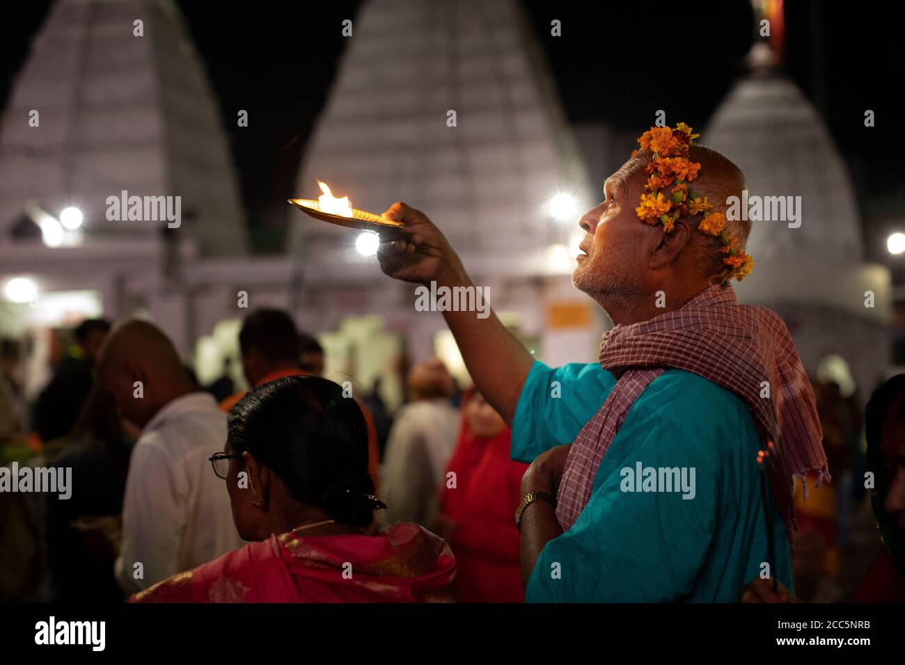 Eifrige Anhänger beten im Baidyanath Tempel, eingeweiht dem Gott Shiva, in Deoghar, Indien. Stadt Deoghar, Jharkhand Staat, Indien. Stockfoto Eifrige Anhänger beten im Baidyanath Tempel, eingeweiht dem Gott Shiva, in Deoghar, Indien. Stadt Deoghar, Jharkhand Staat, Indien. Stockfoto