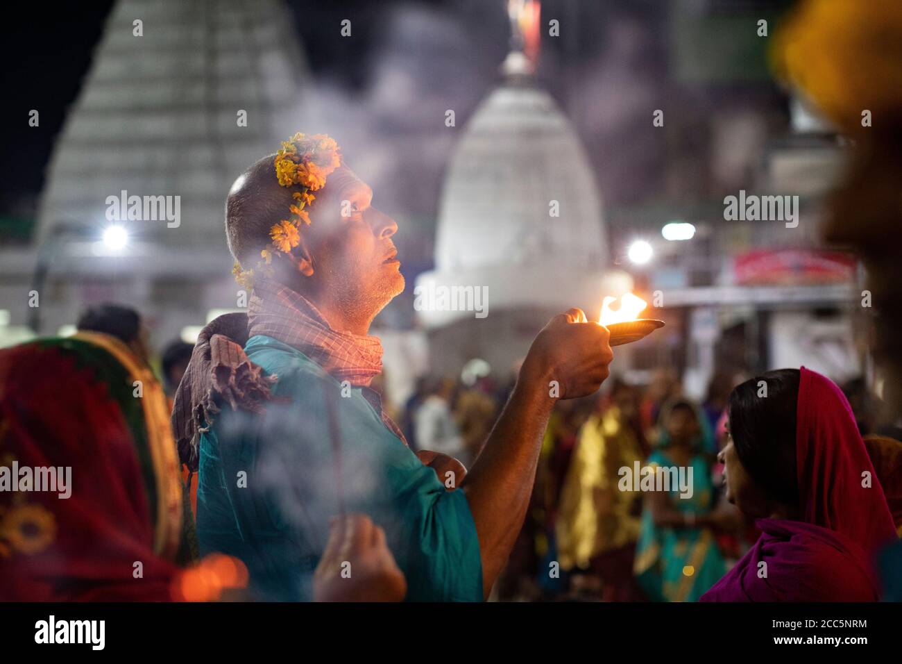 Eifrige Anhänger beten im Baidyanath Tempel, eingeweiht dem Gott Shiva, in Deoghar, Indien. Stadt Deoghar, Jharkhand Staat, Indien. Stockfoto Eifrige Anhänger beten im Baidyanath Tempel, eingeweiht dem Gott Shiva, in Deoghar, Indien. Stadt Deoghar, Jharkhand Staat, Indien. Stockfoto