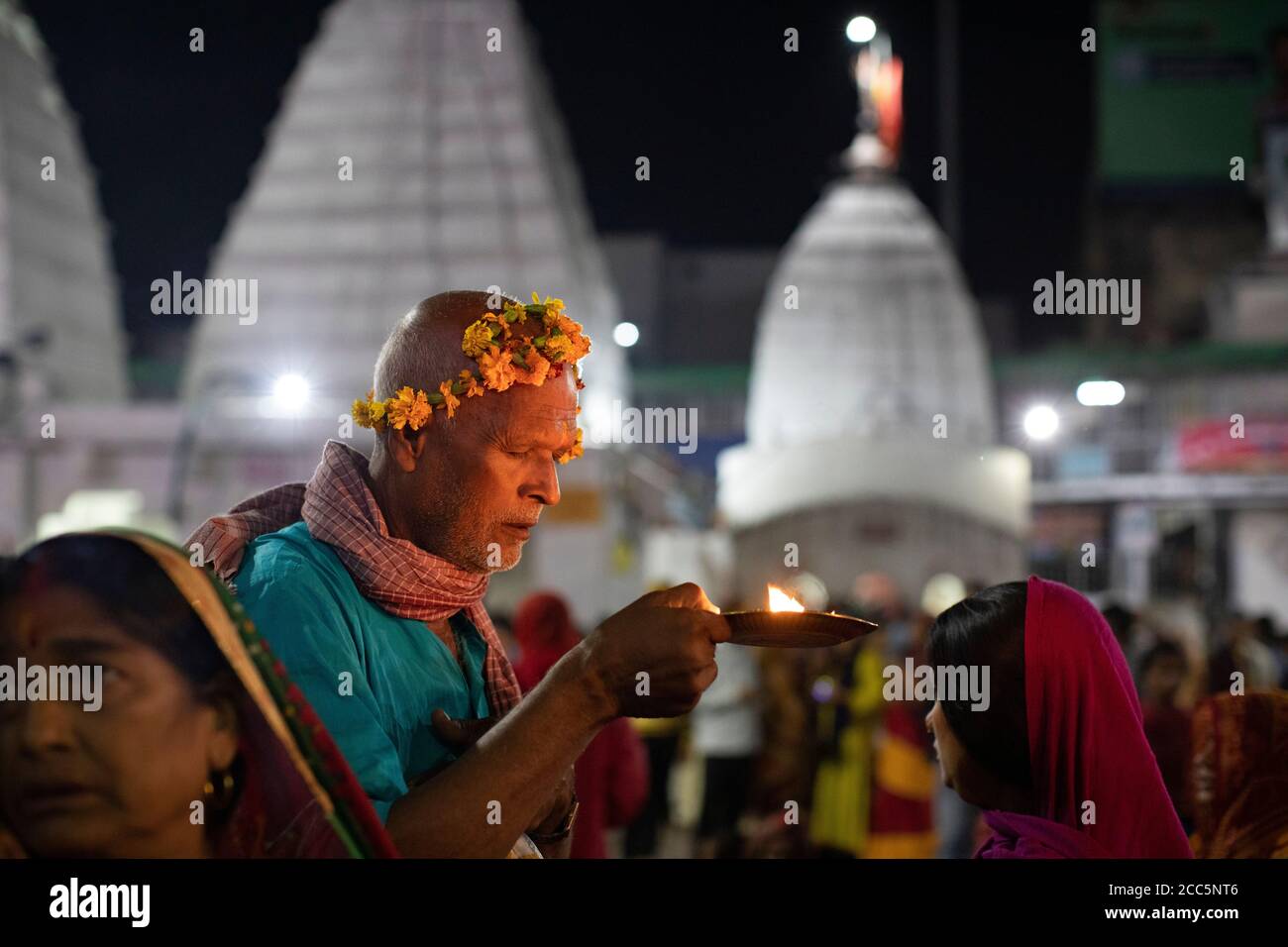 Eifrige Anhänger beten im Baidyanath Tempel, eingeweiht dem Gott Shiva, in Deoghar, Indien. Stadt Deoghar, Jharkhand Staat, Indien. Stockfoto Eifrige Anhänger beten im Baidyanath Tempel, eingeweiht dem Gott Shiva, in Deoghar, Indien. Stadt Deoghar, Jharkhand Staat, Indien. Stockfoto