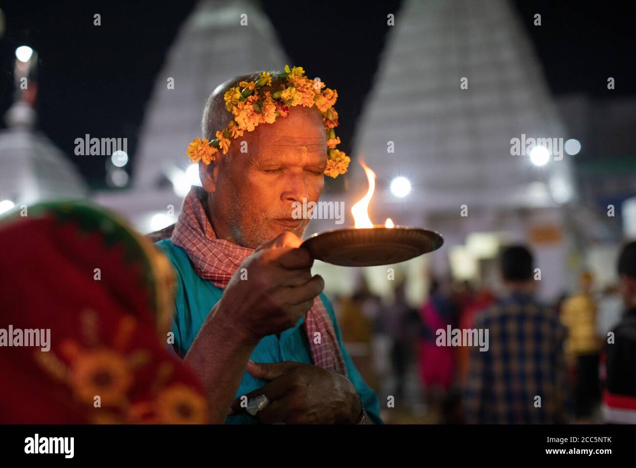 Eifrige Anhänger beten im Baidyanath Tempel, eingeweiht dem Gott Shiva, in Deoghar, Indien. Stadt Deoghar, Jharkhand Staat, Indien. Stockfoto Eifrige Anhänger beten im Baidyanath Tempel, eingeweiht dem Gott Shiva, in Deoghar, Indien. Stadt Deoghar, Jharkhand Staat, Indien. Stockfoto