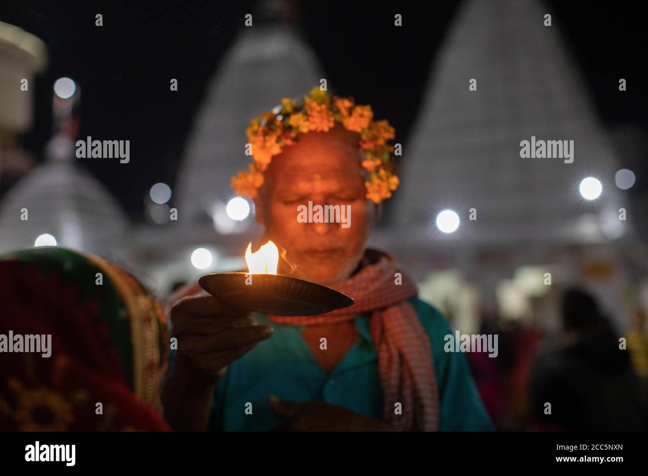 Eifrige Anhänger beten im Baidyanath Tempel, eingeweiht dem Gott Shiva, in Deoghar, Indien. Stadt Deoghar, Jharkhand Staat, Indien. Stockfoto Eifrige Anhänger beten im Baidyanath Tempel, eingeweiht dem Gott Shiva, in Deoghar, Indien. Stadt Deoghar, Jharkhand Staat, Indien. Stockfoto