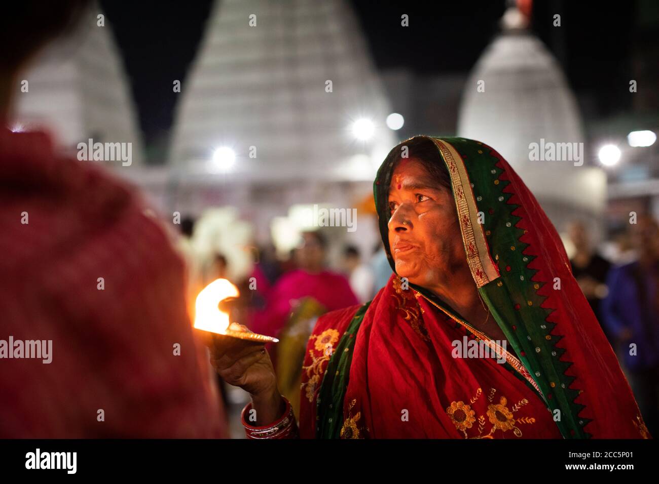 Eifrige Anhänger beten im Baidyanath Tempel, eingeweiht dem Gott Shiva, in Deoghar, Indien. Stadt Deoghar, Jharkhand Staat, Indien. Stockfoto Eifrige Anhänger beten im Baidyanath Tempel, eingeweiht dem Gott Shiva, in Deoghar, Indien. Stadt Deoghar, Jharkhand Staat, Indien. Stockfoto