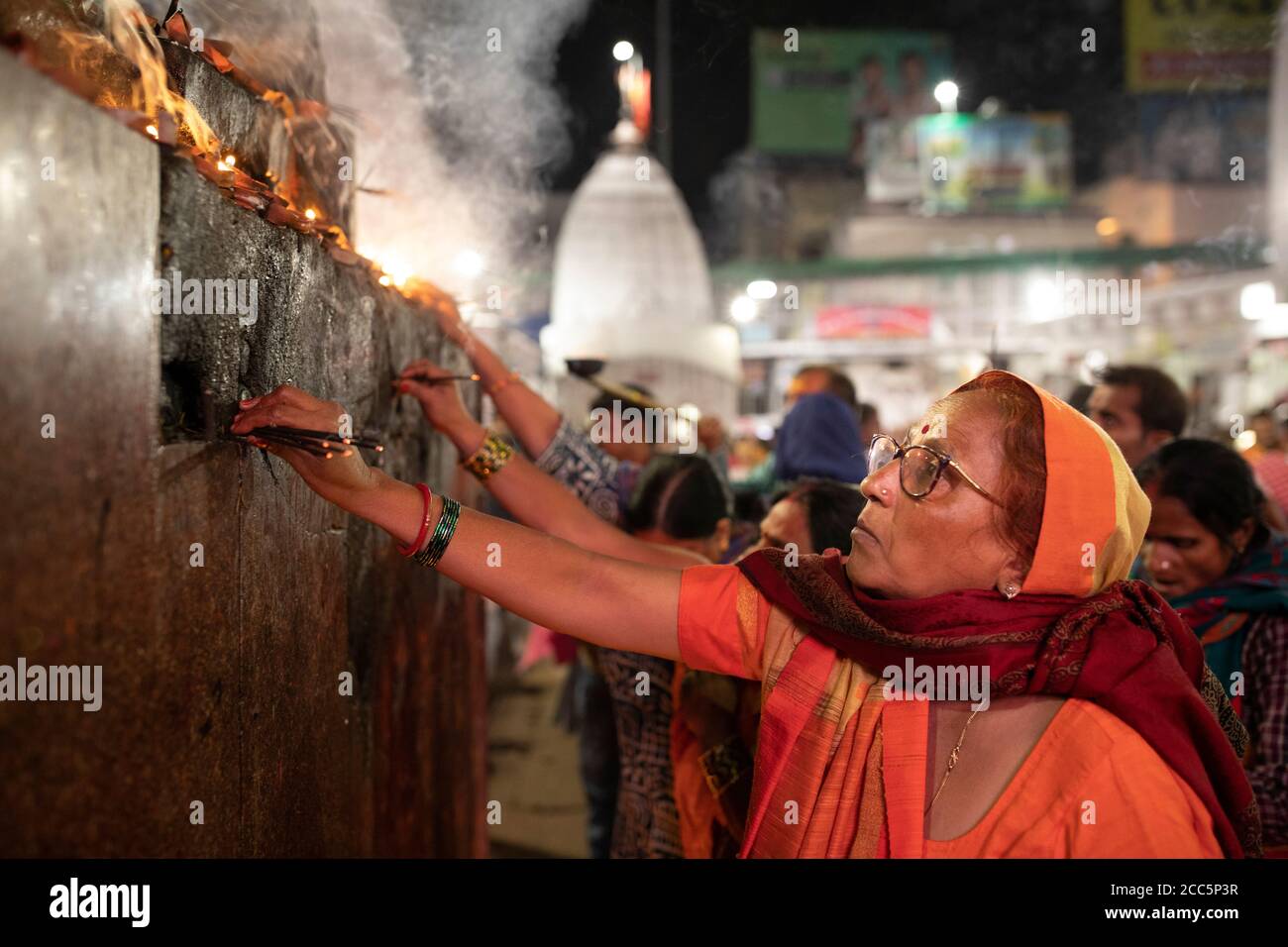 Eifrige Anhänger beten im Baidyanath Tempel, eingeweiht dem Gott Shiva, in Deoghar, Indien. Stadt Deoghar, Jharkhand Staat, Indien. Stockfoto Eifrige Anhänger beten im Baidyanath Tempel, eingeweiht dem Gott Shiva, in Deoghar, Indien. Stadt Deoghar, Jharkhand Staat, Indien. Stockfoto