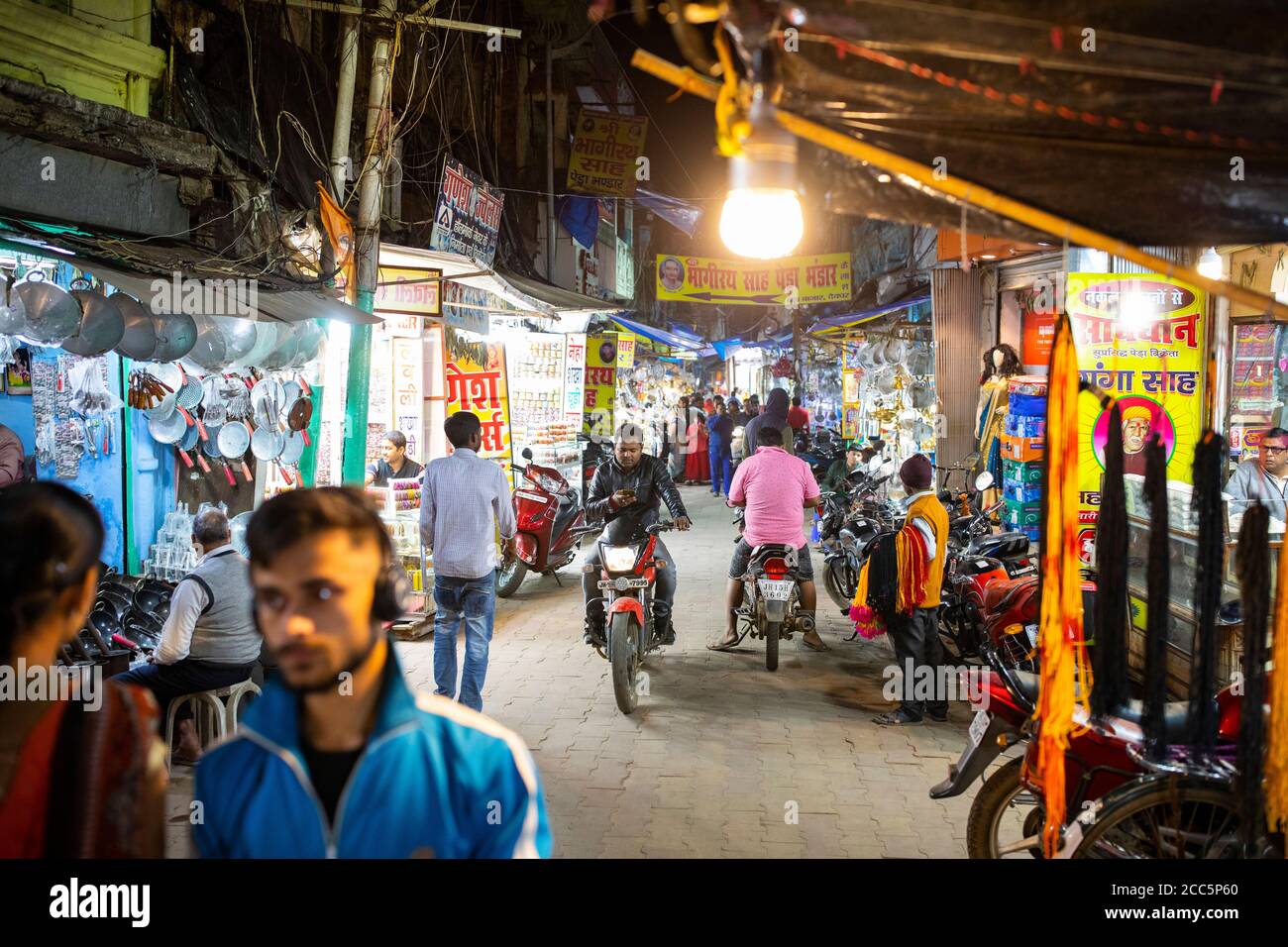 Fußgänger Shop in einem belebten Straßenmarkt in Deoghar, Indien. 19. November 2019 - Stadt Deoghar, Jharkhand Staat, Indien. Foto von Jake Lyell für Lutheran World Relief. Stockfoto
