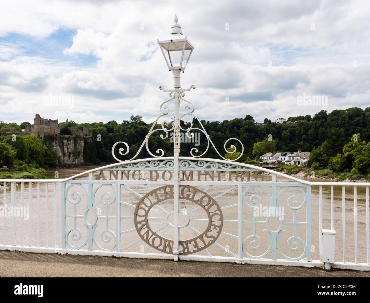 County Grenze Namen auf Old Wye Bridge (1816) Spanning über den Fluss Wye an der Grenze zwischen England und Wales. Tutshill, Gloucestershire, England, Großbritannien Stockfoto