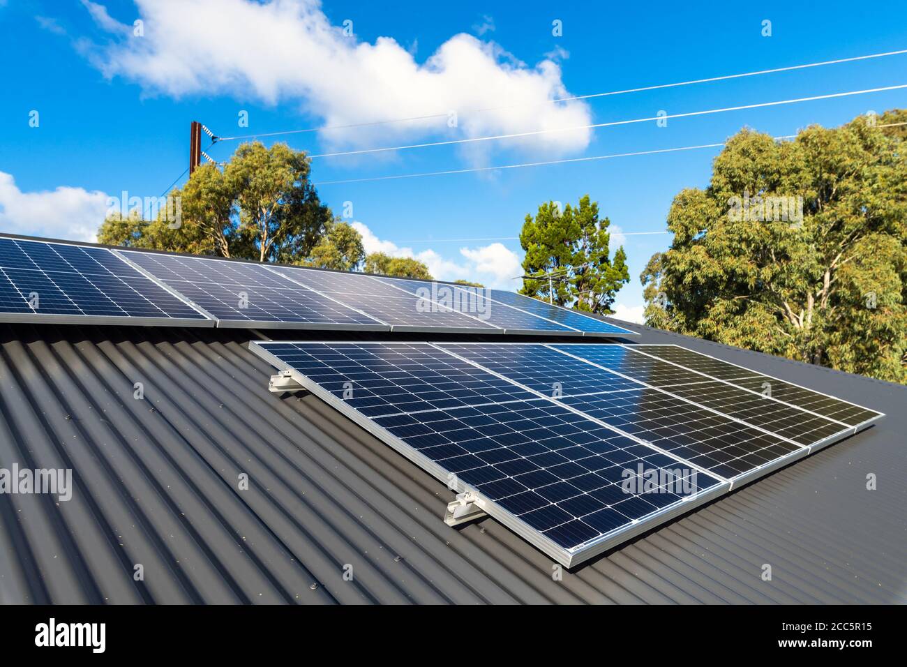 Neue Solarpaneele auf Metallblechdach des installiert Haus in Südaustralien Stockfoto