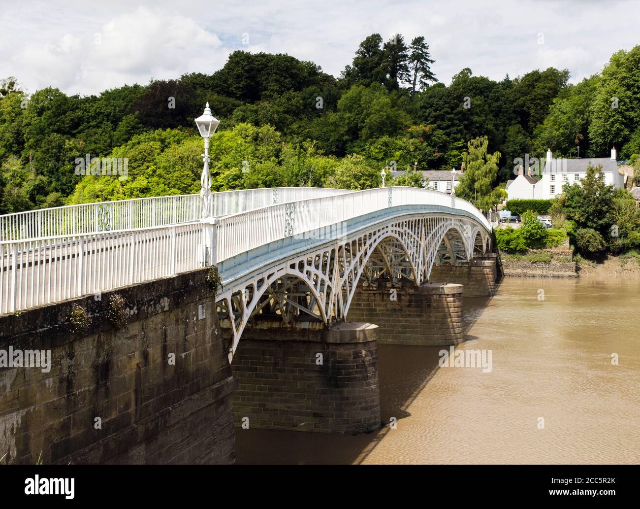 Die Old Wye Bridge (1816) ist eine Eisenbogenstraße, die sich über den Fluss Wye an der Grenze zwischen England und Wales erstreckt. Chepstow, Monmouthshire, Wales, Großbritannien Stockfoto