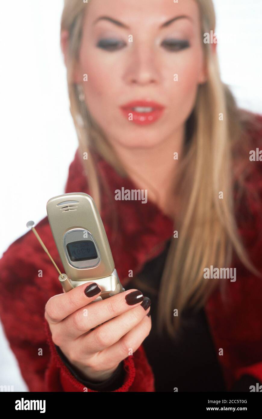Ziemlich Blonde Frau mit einem Vintage Flip Telefon, USA Stockfoto