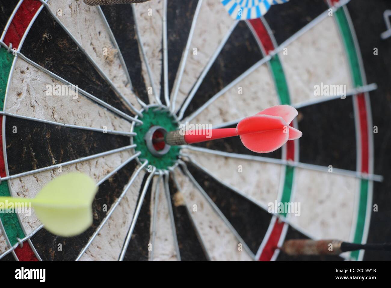 Darts roten Pfeil im Zielpunkt. Erfolgskonzept von Nusiness Stockfoto
