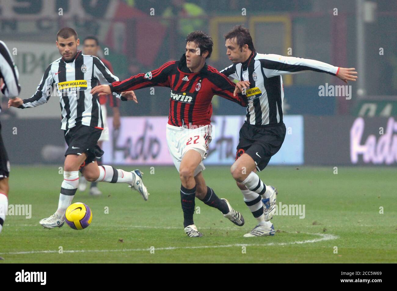 Mailand Italien, 01. Dezember 2007, 'SAN SIRO' Stadion, serious Football Championship A 2007/2008, AC Mailand - FC Juventus: Kaka und Nicola Legrottaglie in Aktion während des Spiels Stockfoto