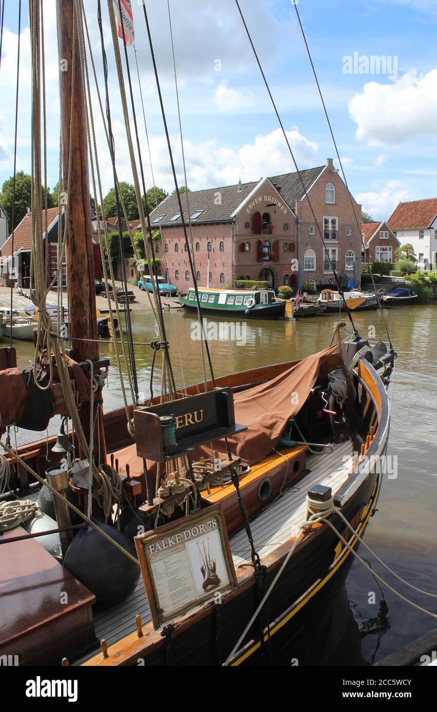 DOKKUM, NIEDERLANDE, 22. JULI 2020: Historisches Boot und Blick auf den 'het Groot diep' Kanal in Dokkum. Es ist eine historische Stadt in Friesland Stockfoto