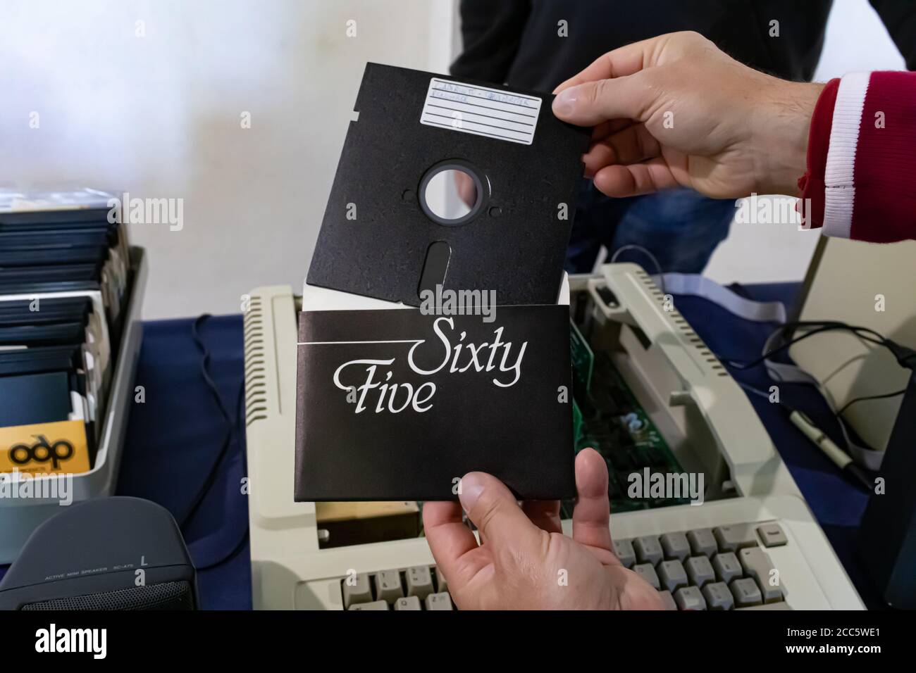 ROM, ITALIEN - 27. APRIL 2019: 5.25 Diskette von Office Data Products produziert, ausgestellt auf dem Vintage Computer Festival Italien. Stockfoto