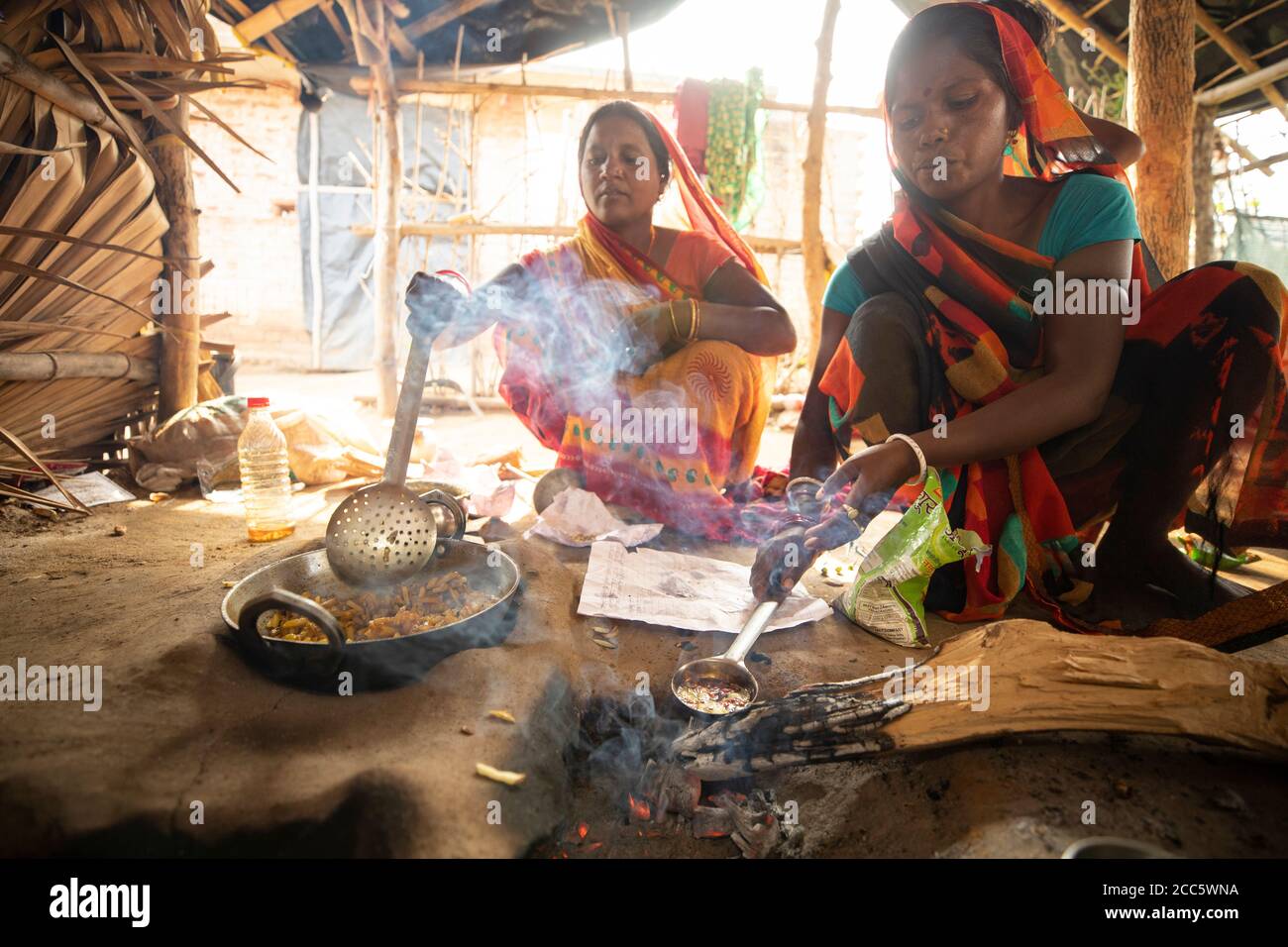 Zwei Frauen kochen gemeinsam in ihrem Dorf in Bihar, Indien. Stockfoto