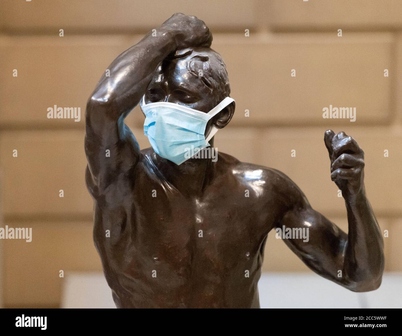 Manchester, Großbritannien. August 2020. Eine Gesichtsbedeckung ist auf einem Teil der Rodin-Skulptur 'Eve and Age of Bronze' zu sehen, während die Manchester Art Gallery sich darauf vorbereitet, ihre Türen am Donnerstag, den 20. August nach vorübergehender Schließung während des Covid-19-Ausbruchs wieder für die Öffentlichkeit zu öffnen.Quelle: Russell Hart/Alamy Live News Stockfoto