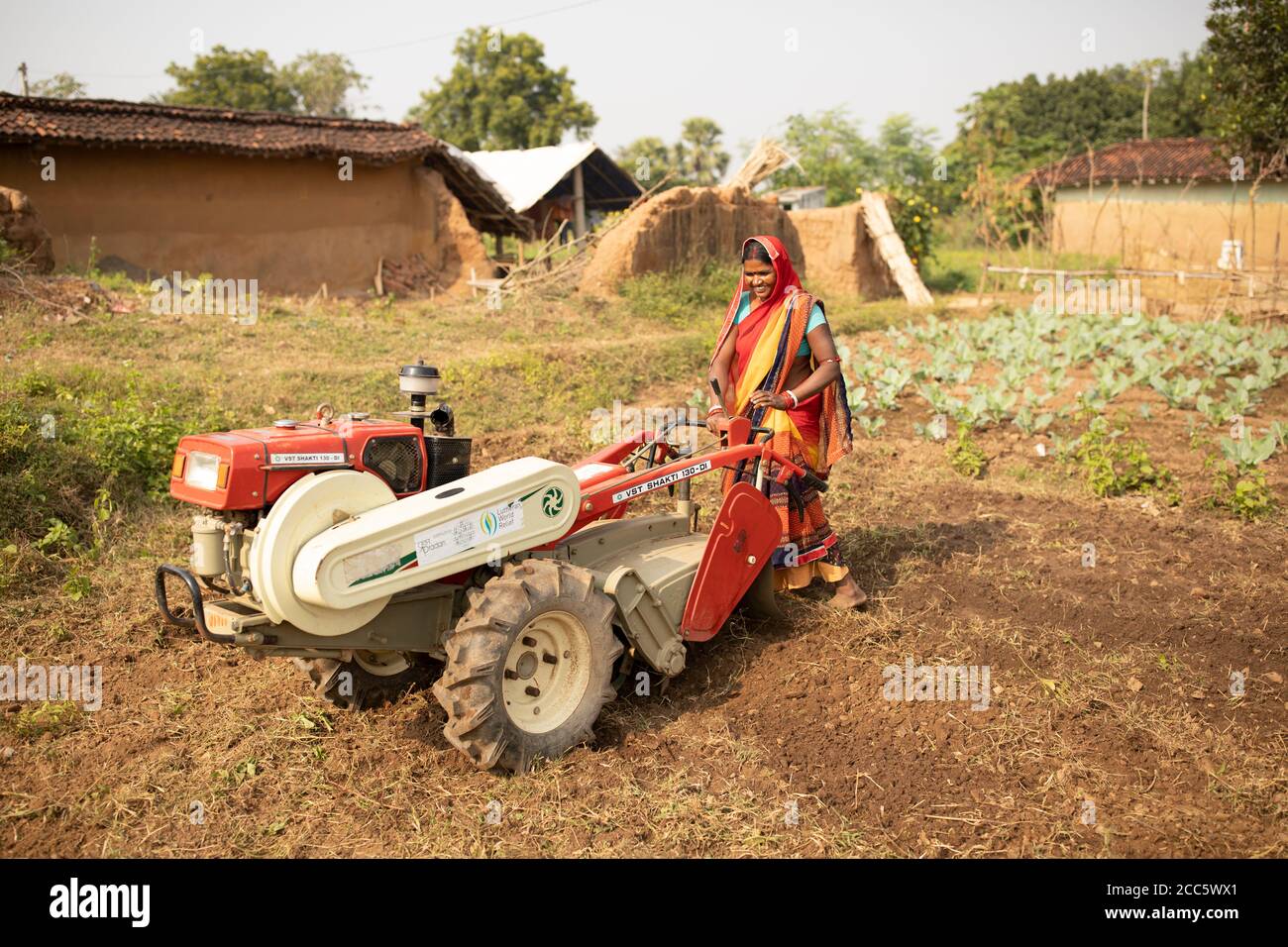 Nirmala Devi (32) betreibt eine Bodenfräse auf ihrer Farm in Bihar Indien. Frauen wie Nirmala wurden gestärkt und ihre Lebensgrundlagen durch Partnership Bihar gestärkt, eine lutherische Weltenhilfe-Initiative, die bessere landwirtschaftliche Techniken, hochwertiges Saatgut, bessere Ernährung für Familien und Mikrofinanzgruppen in die Gemeinden in einem der ärmsten indischen Staaten bringt. Stockfoto