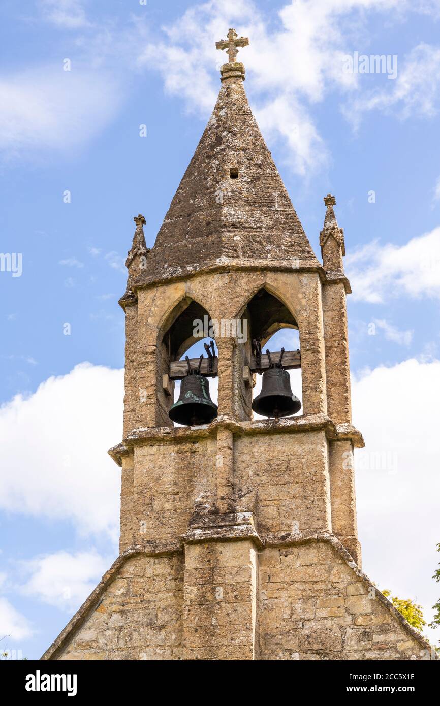 Bellcote aus dem 13. Jahrhundert mit zwei spitzen Glockenkammern auf dem Westgiebel der Kirche St. Oswald im Cotswold-Dorf Shipton Oliffe, Glos. Stockfoto