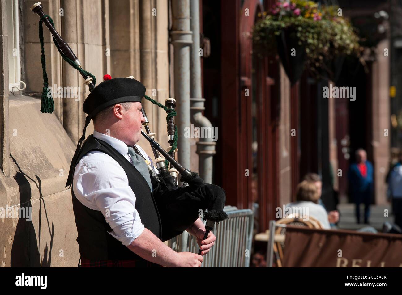 Dudelsack-Spieler in traditioneller schottischer Tartan, der auf der Royal Mile in Edinburgh, Schottland, Dudelsack spielt. Stockfoto