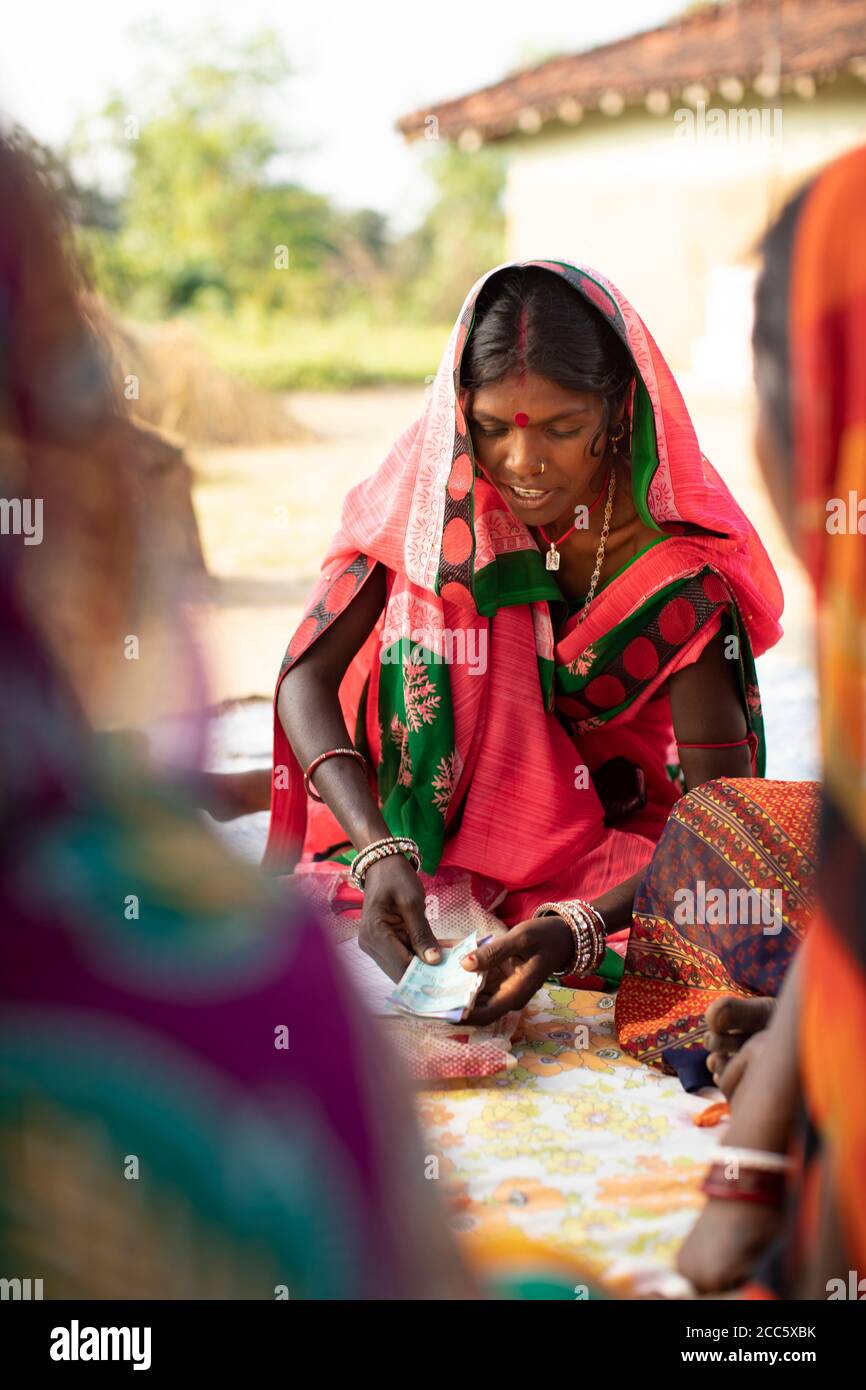 Frauen sparen und leihen sich untereinander in einer Dorfsparungs- und Kreditfinanzierungsgruppe im ländlichen Bihar, Indien, Südostasien. Stockfoto