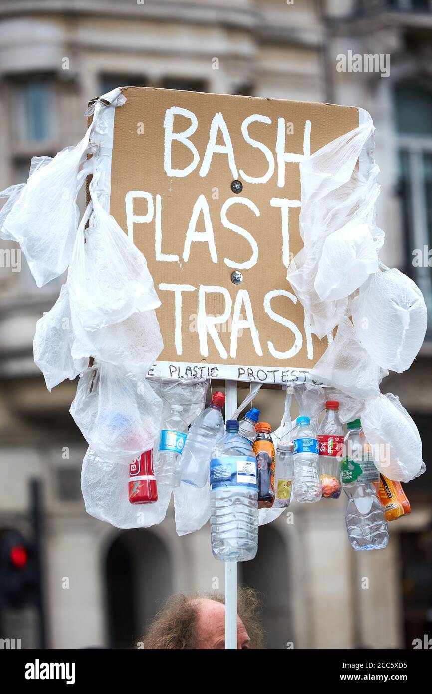 Protestor hält ein Plakat mit der Aufschrift Bash Plastic Trash im Parlament Quadratisch Stockfoto