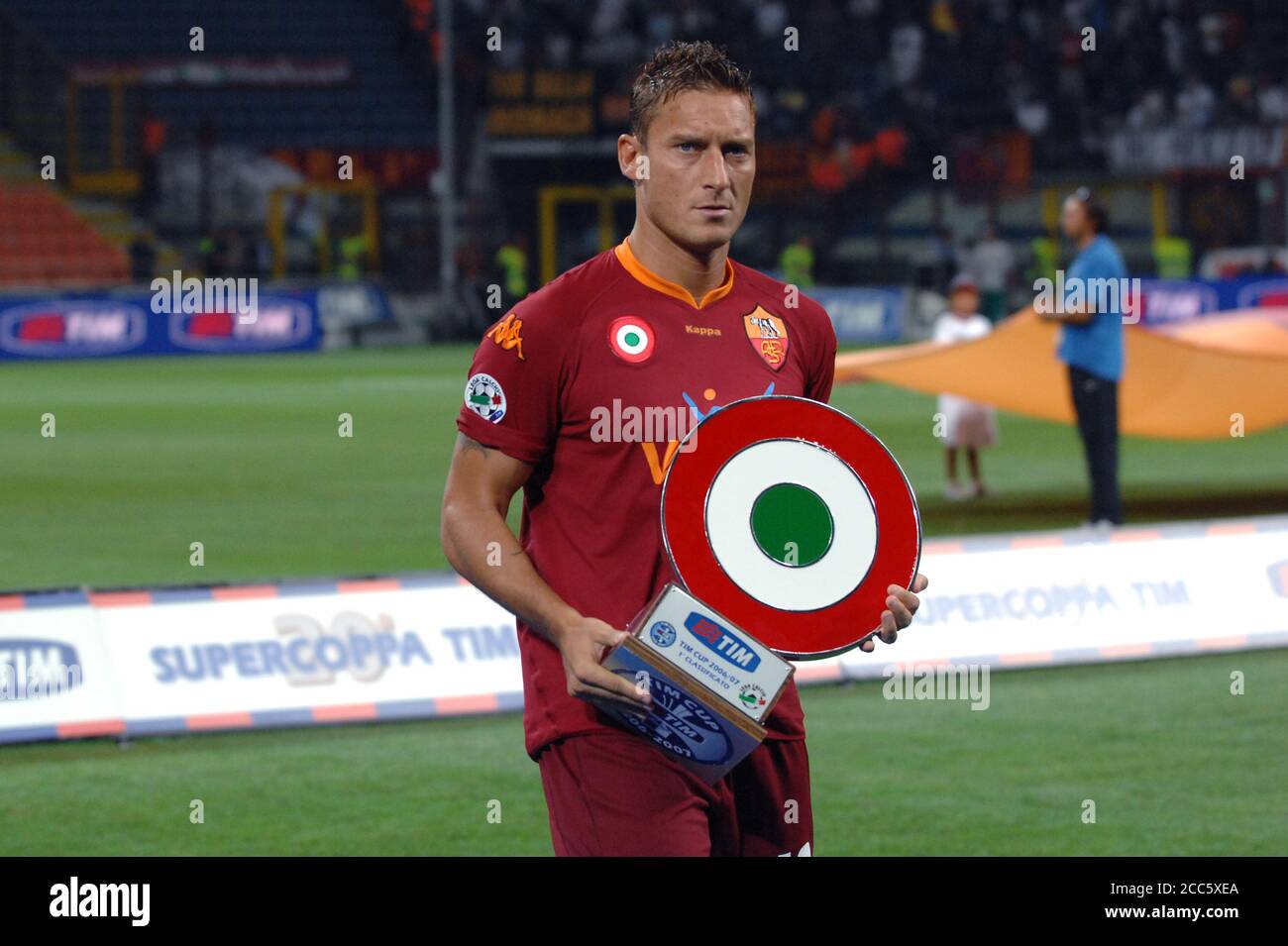 Mailand Italien, 19. August 2007, 'G.MEAZZA' Stadion, Fußball Super Cup Trophy 2007, FC Inter - AS Roma: Francesco Totti mit der italienischen Cup Football Trophy Stockfoto