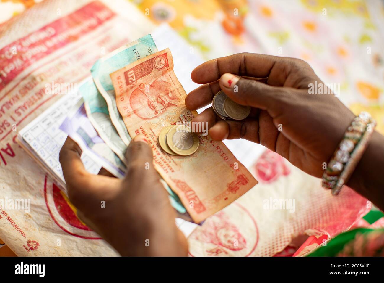 Bargeld indische Rupien werden bei einer Frauen Dorf Ersparnisse und Kreditgruppe in Bihar, Indien gezählt. Stockfoto