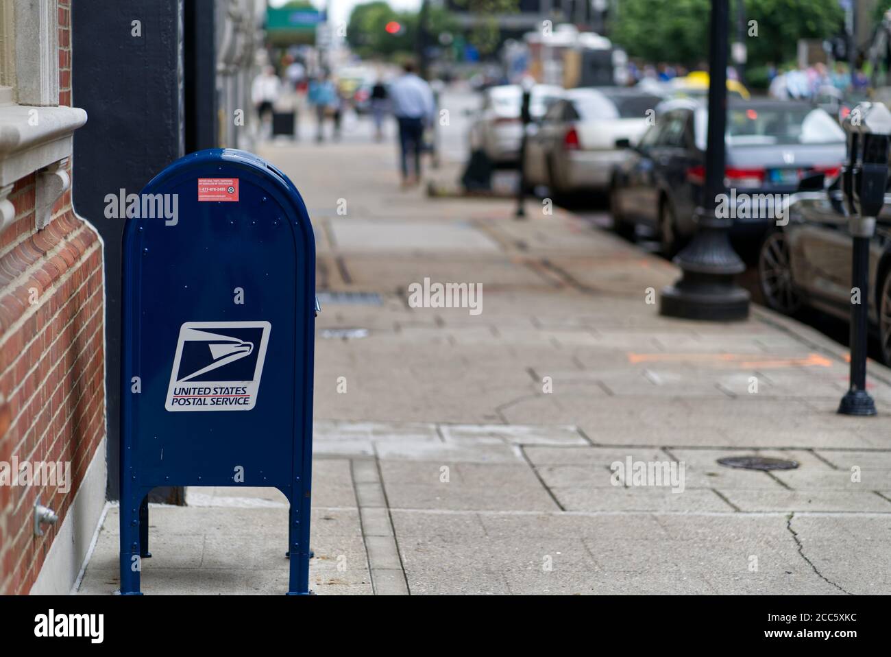 USPS Mailbox auf dem Bürgersteig der Stadt Stockfoto